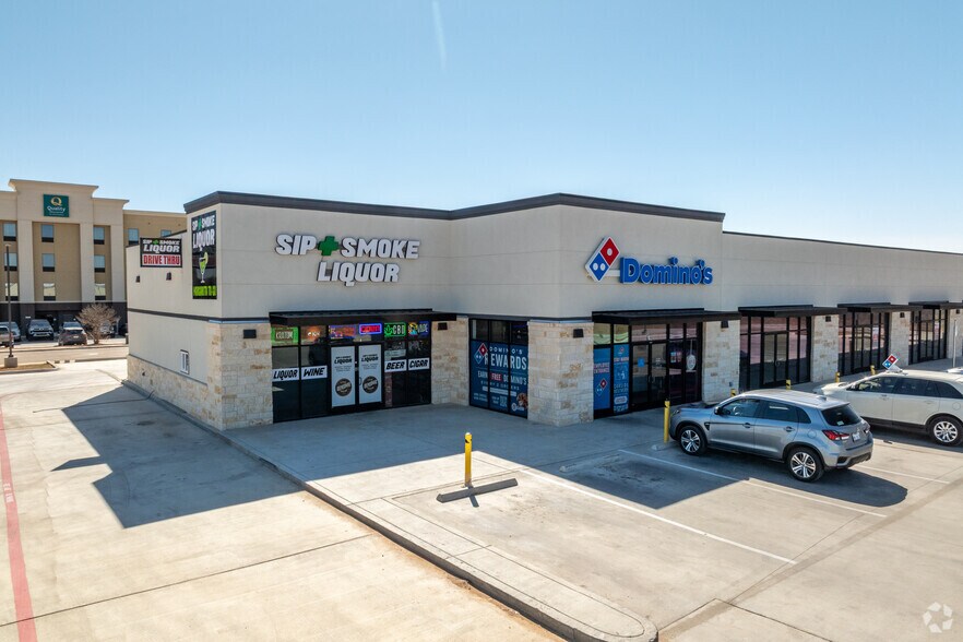 More Photos Of 1702 Louise Ln, Pearsall Storefront For Sale