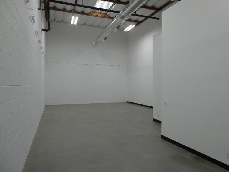 More Photos Of 787 W Woodbury Rd, Altadena Warehouse For Lease