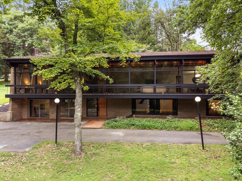 More Photos Of 176 Kingsview Dr, Weirton Showroom For Sale