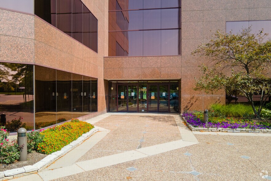 More Photos Of 1100 W Lake Cook Rd, Buffalo Grove Office For Sale