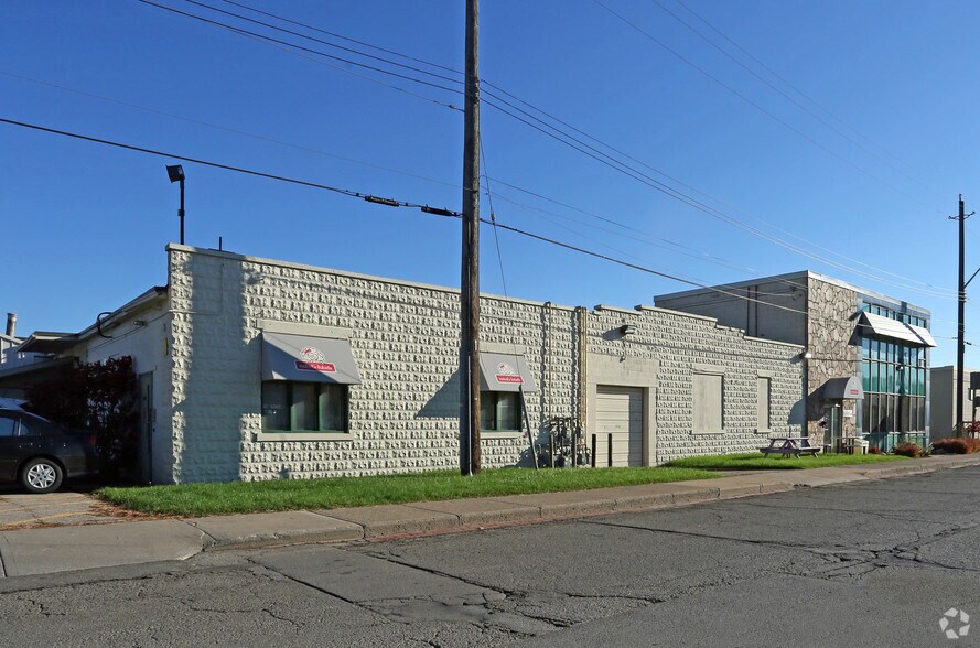 More Photos Of 144-150 Chatham St, Hamilton Manufacturing For Lease