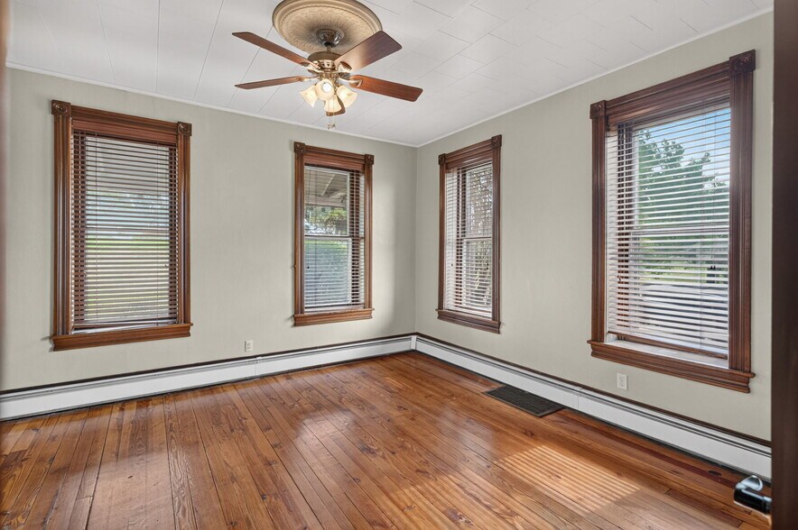 More Photos Of 330 Mahoning St, Milton Office For Sale