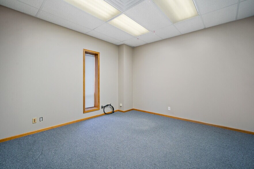 More Photos Of 1801 N 13th Ave E, Newton Flex For Lease