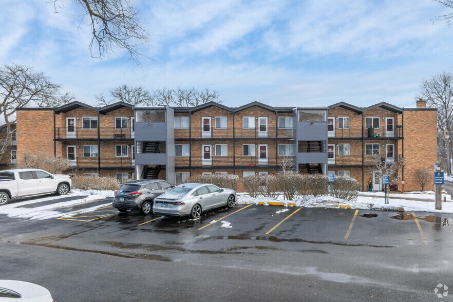 More Photos Of 211 N Lincolnway, North Aurora Apartments For Sale