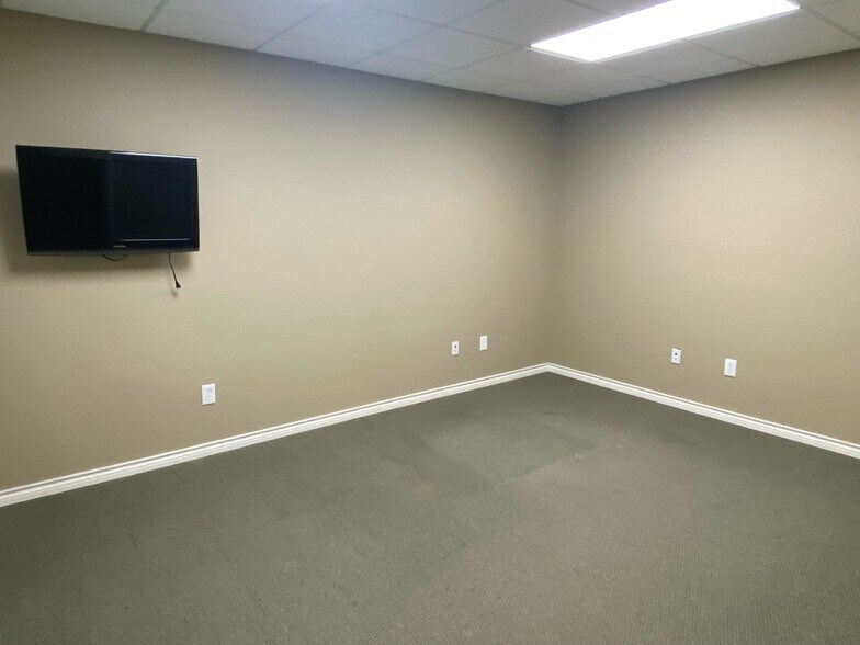 More Photos Of 5809 N State Highway 6, Waco Warehouse For Lease