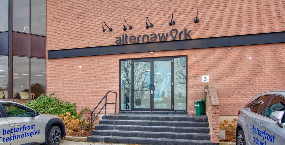 More Photos Of 2115 S Service Rd W, Oakville Warehouse For Sale