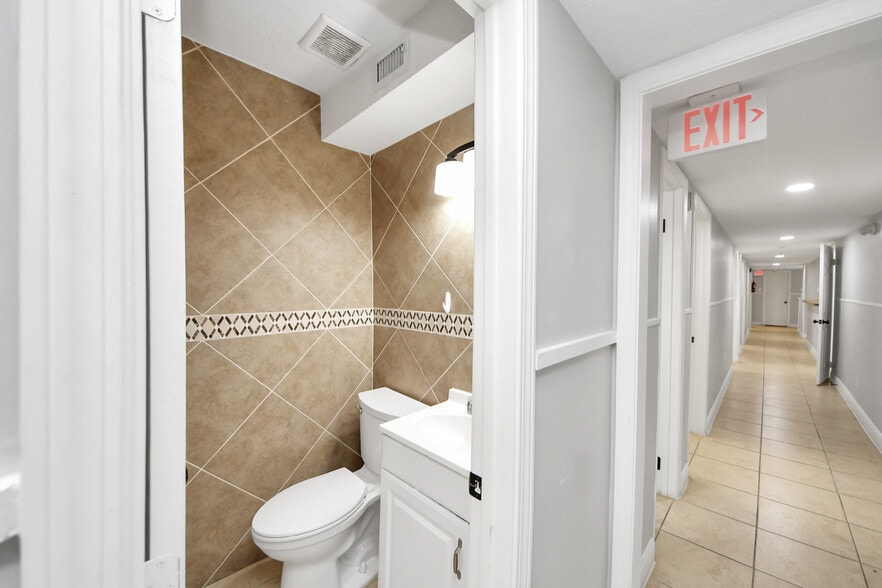 More Photos Of 2001 John St, Pasadena Office For Sale