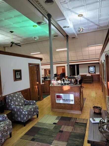 More Photos Of 505 N 3rd St, Red Oak Office For Sale