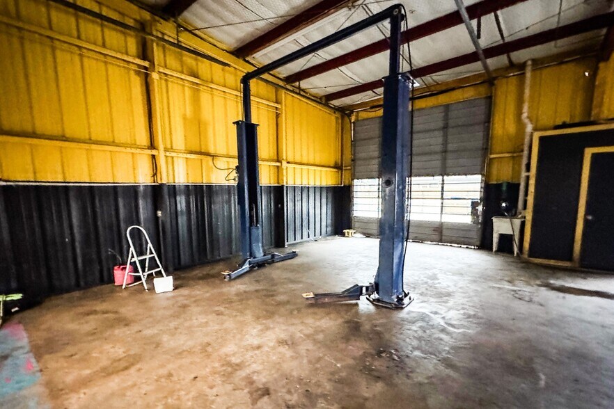 More Photos Of 261 SH 75 Hwy, Huntsville Service For Sale