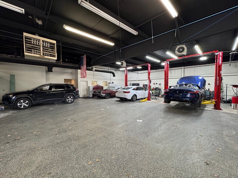 More Photos Of 6801 Hedge Lane Ter, Shawnee Showroom For Sale