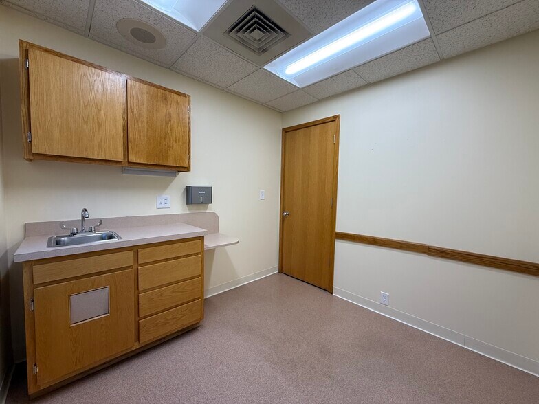 More Photos Of 33 Bartlett St, Lowell Medical For Lease