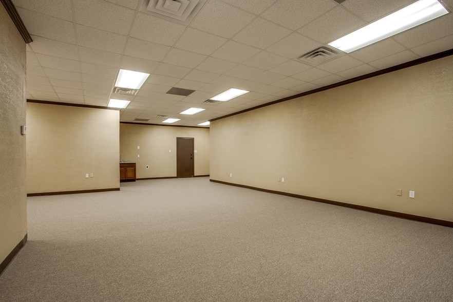More Photos Of 3260 Southern Dr, Garland Medical For Lease
