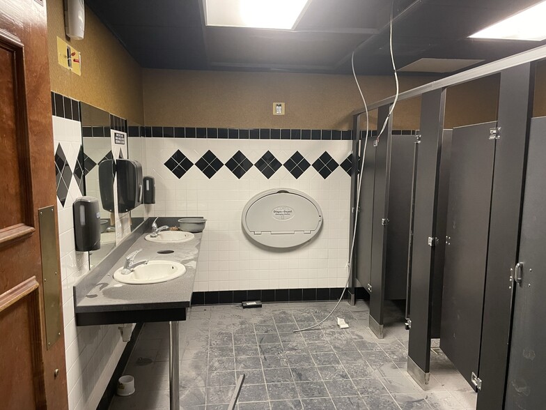 More Photos Of 364 Maine Mall Rd, South Portland Unknown For Lease