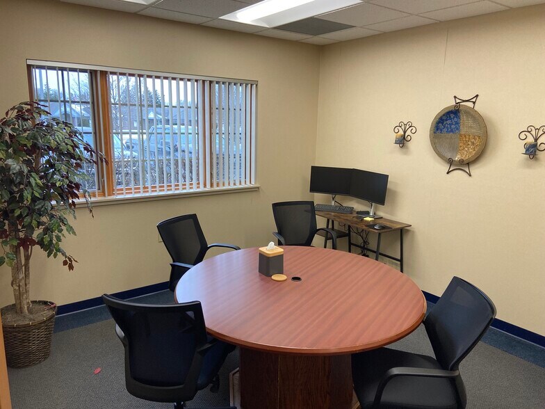 More Photos Of 711 Eisenhower Dr, Kimberly Office For Lease