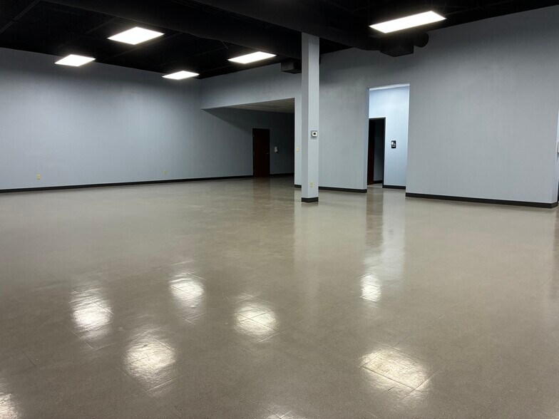 More Photos Of 102 W Dallas St, Llano Storefront Retail Office For Lease