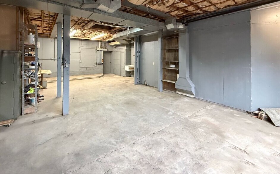 More Photos Of 435 Deerfield St, Greenfield Freestanding For Sale