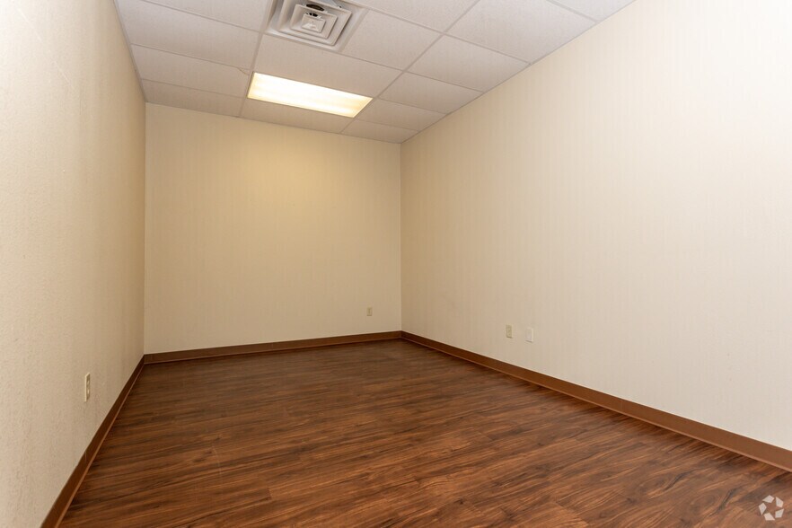 More Photos Of 3400-3502 S Broadway, Tyler Unknown For Lease