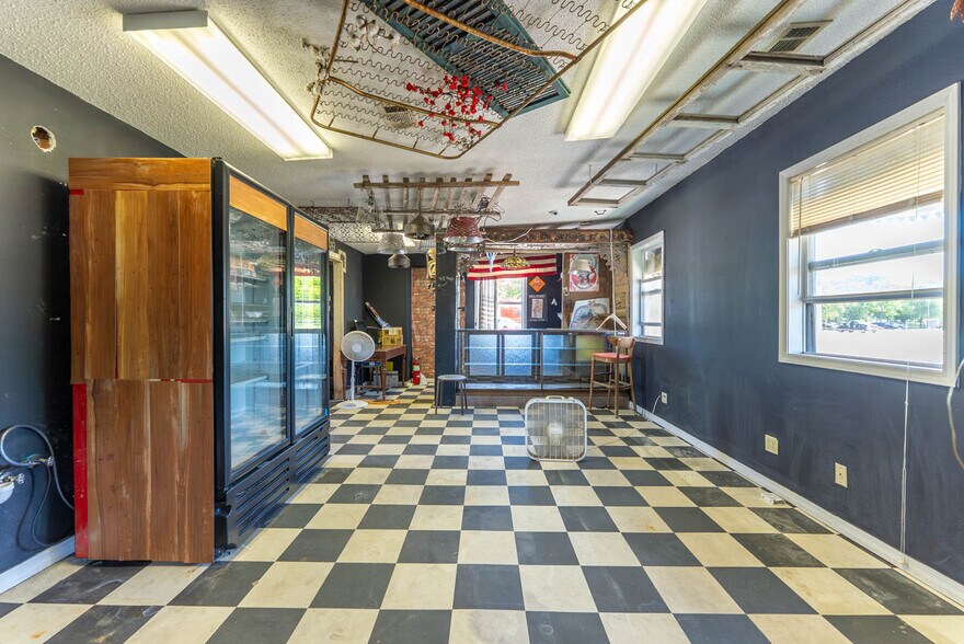 More Photos Of 15 Main St, Mammoth Spring Service Station For Sale