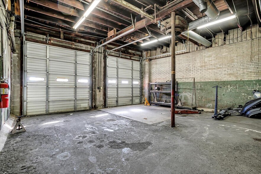 More Photos Of 1 Pete Hollis Blvd, Greenville Auto Repair For Sale