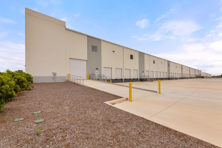 More Photos Of 4805 N Interstate 35, Georgetown Unknown For Lease