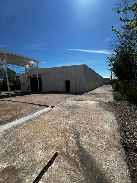More Photos Of 6827 La Paseo St, Houston Warehouse For Lease