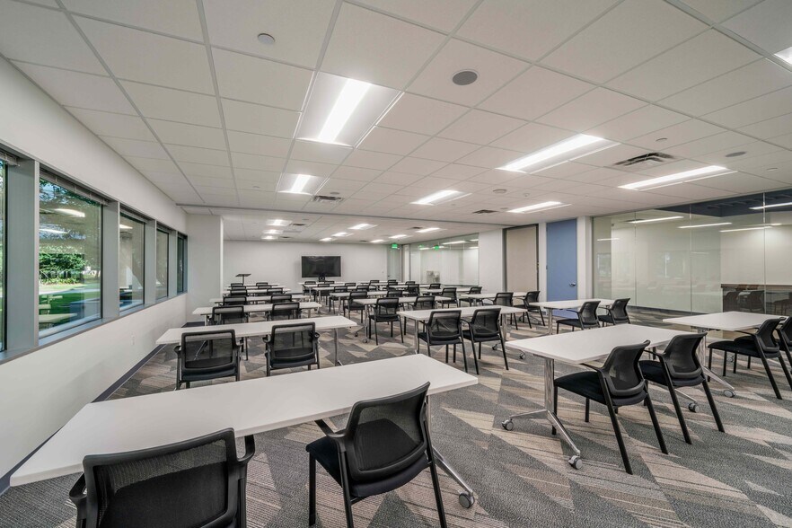 More Photos Of 11450 Compaq Center West Dr, Houston Unknown For Lease