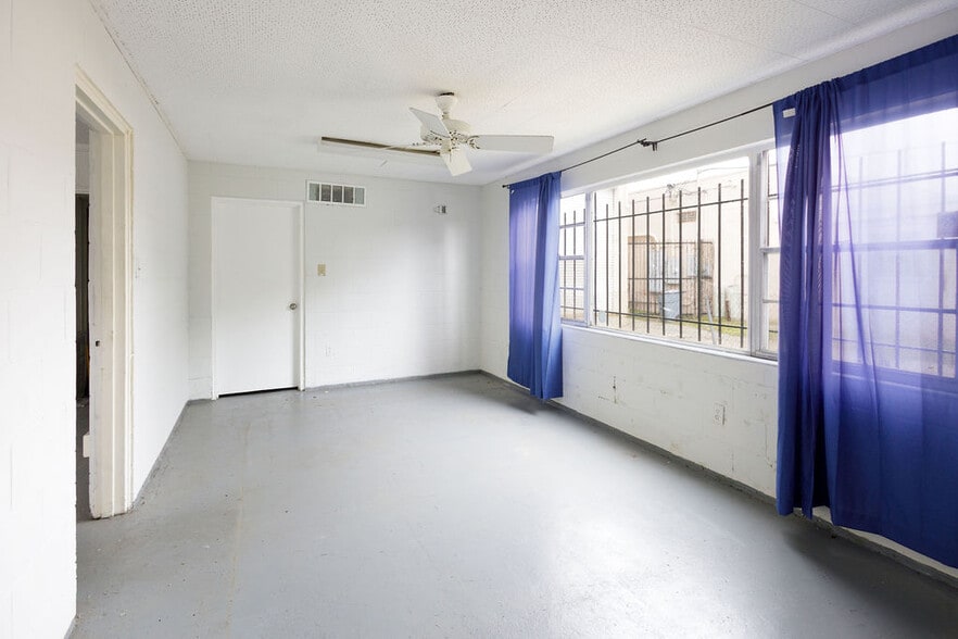 More Photos Of 2520 Hansrob Rd, Orlando Light Manufacturing For Lease