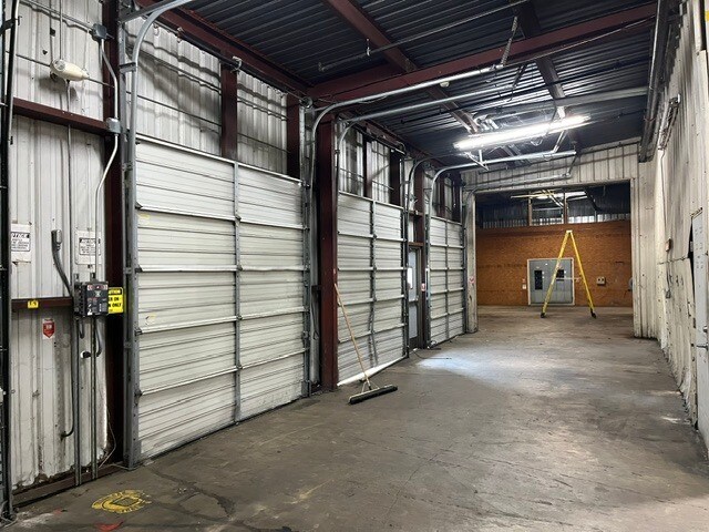 More Photos Of 301 Avenue 11 NW, Atkins Warehouse For Lease