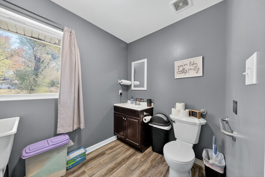 More Photos Of 302 S Lincoln Dr, Troy Office For Sale