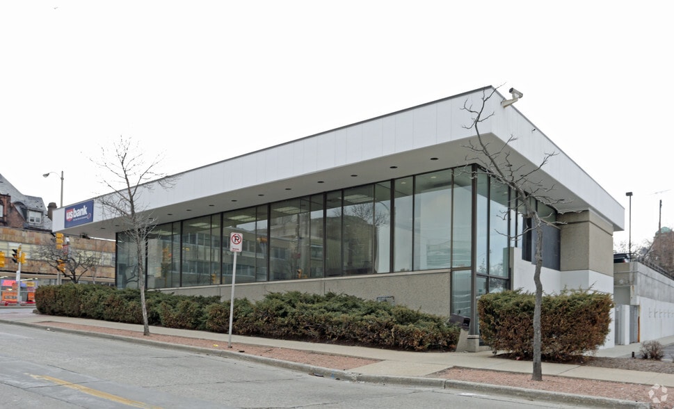 More Photos Of 2525 W Wisconsin Ave, Milwaukee Bank For Lease