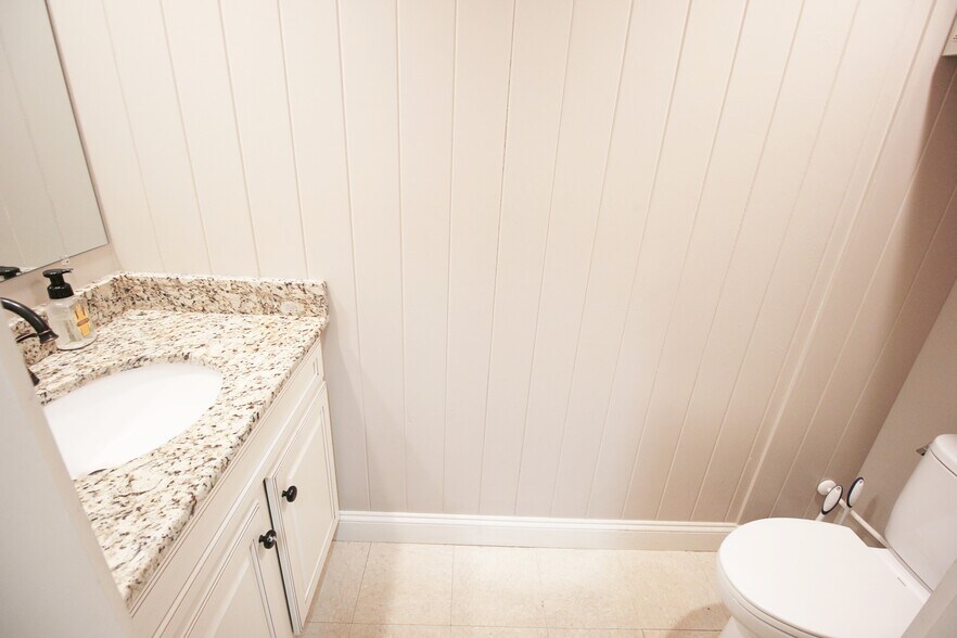 More Photos Of 902 Richmond Ave, Staunton General Retail For Sale