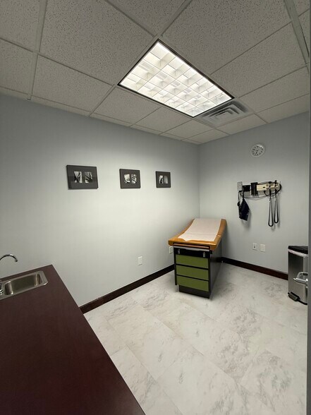 More Photos Of 225 Gordons Corner Rd, Manalapan Township Medical For Lease