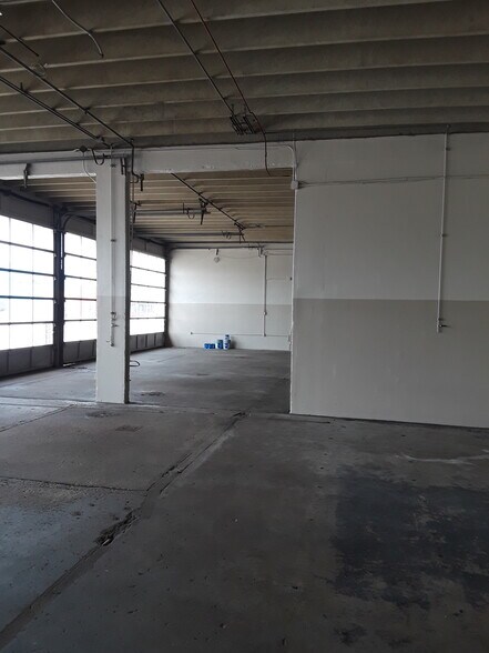 More Photos Of 2022 12th St, Sarasota Auto Repair For Lease