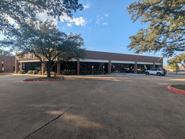 More Photos Of 4100-4108 Amon Carter Blvd, Fort Worth Showroom For Lease
