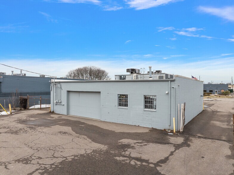 More Photos Of 1216-1218 Combermere Dr, Troy Warehouse For Lease