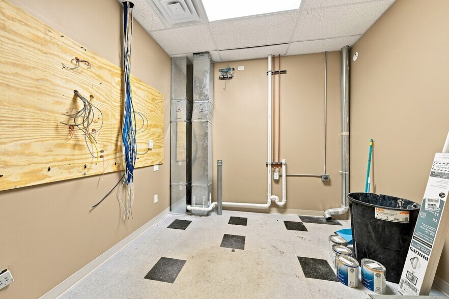 More Photos Of 3441 Devils Glen Rd, Bettendorf Storefront For Lease