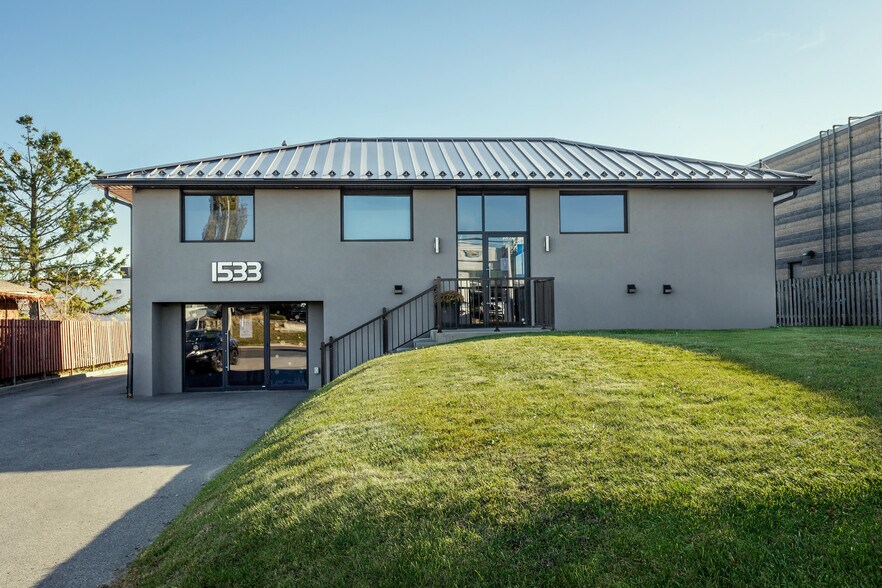 Primary Photo Of 1533 Dundas St E, Whitby Office For Sale