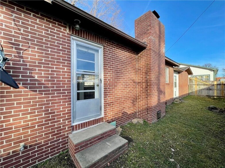 More Photos Of 311 S Main St, Springdale Office For Sale