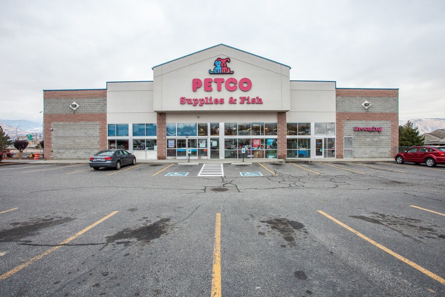 Primary Photo Of 516 Valley Mall Pky, East Wenatchee Storefront Retail Office For Lease