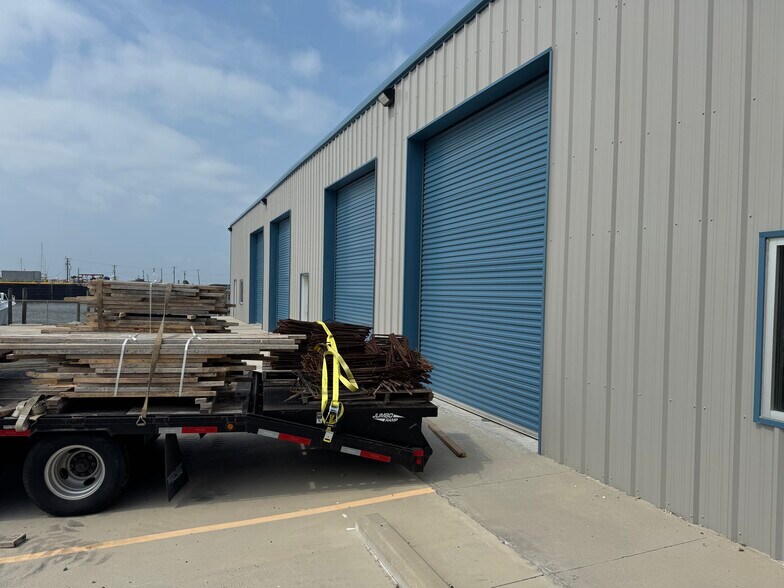 More Photos Of 112-120 Cove Harbor North, Rockport Warehouse For Lease