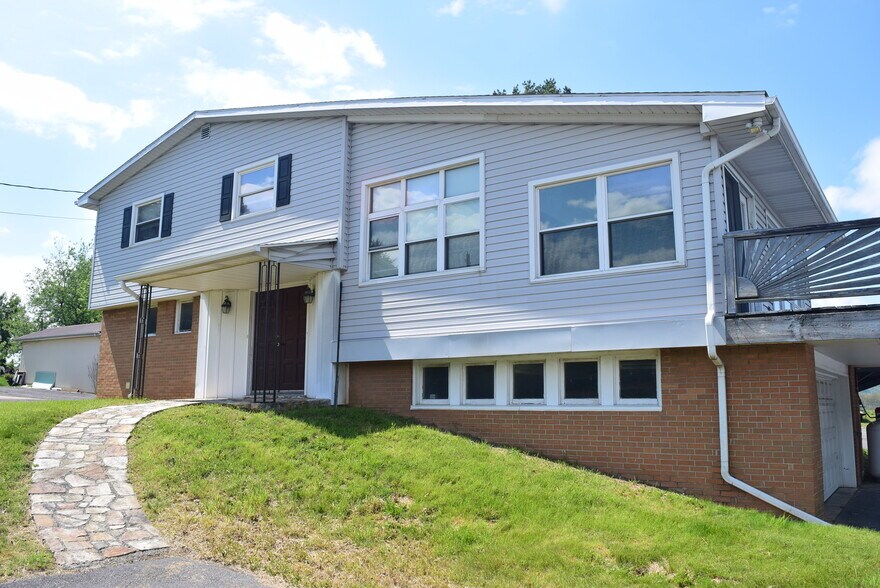 More Photos Of 2013 General Potter Hwy, Centre Hall Showroom For Sale