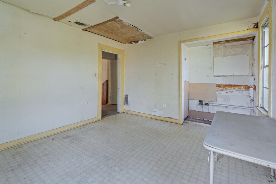 More Photos Of 1403 Crockett St, Lufkin Office Residential For Sale