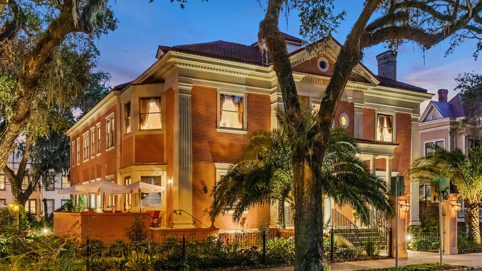 More Photos Of 119 E 37th St, Savannah Restaurant For Sale