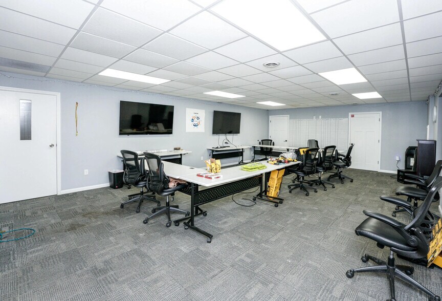 More Photos Of 5515 W Florist Ave, Milwaukee Warehouse For Sale