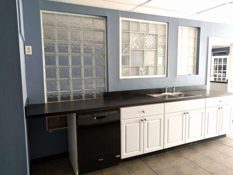 More Photos Of 3081 SE Dominica Ter, Stuart Manufacturing For Lease