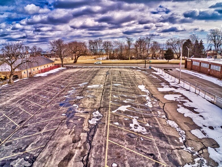 More Photos Of 651 S Martin Luther King Jr Ave, Waukegan Warehouse For Sale