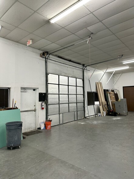 More Photos Of 10595 Westoffice Dr, Houston Light Distribution For Sale