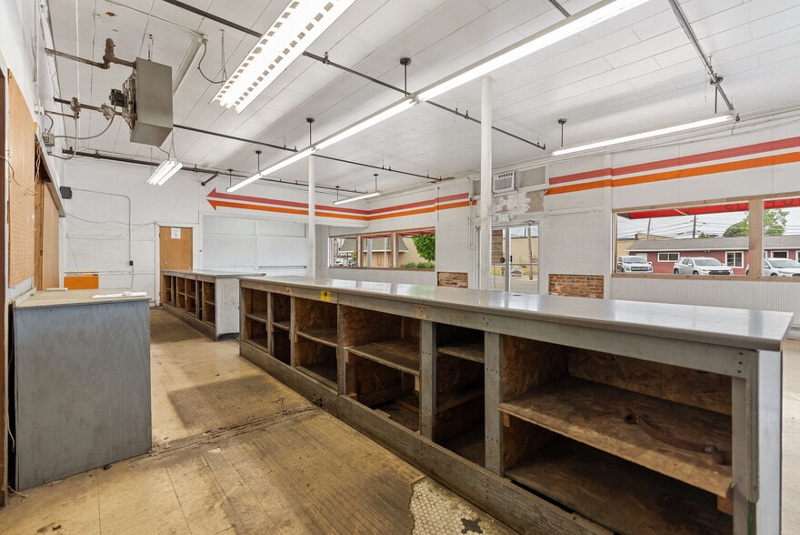 More Photos Of 314 E Market St, Warsaw Showroom For Sale
