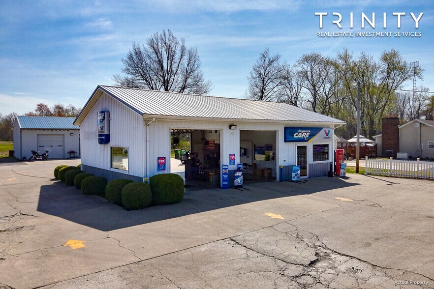 Primary Photo Of 1510 N Main St, Benton Freestanding For Sale