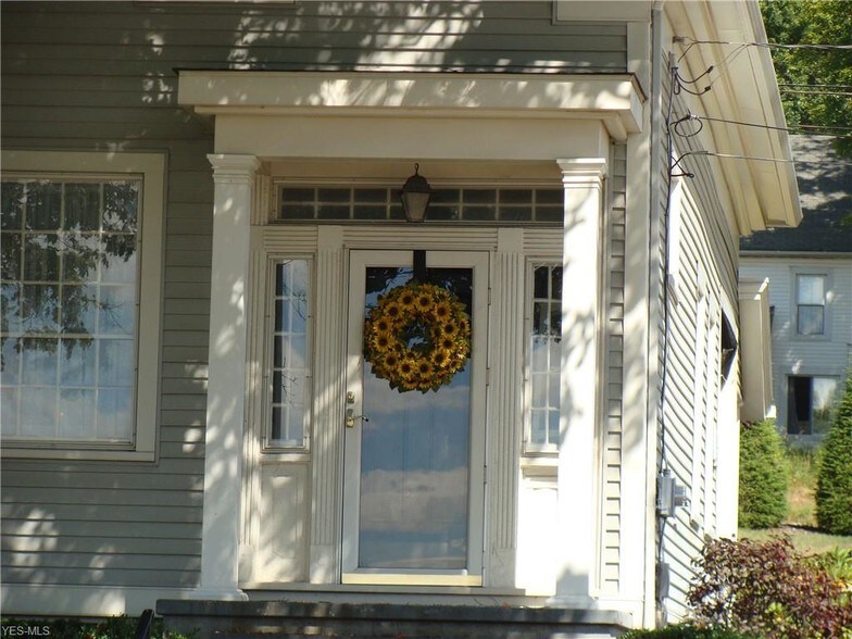 More Photos Of 890 E State St, Salem Flex For Sale